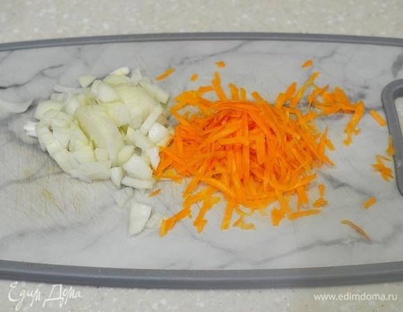 Лук и чеснок почистите и нарежьте лук кубиком, а морковь натрите на терке.