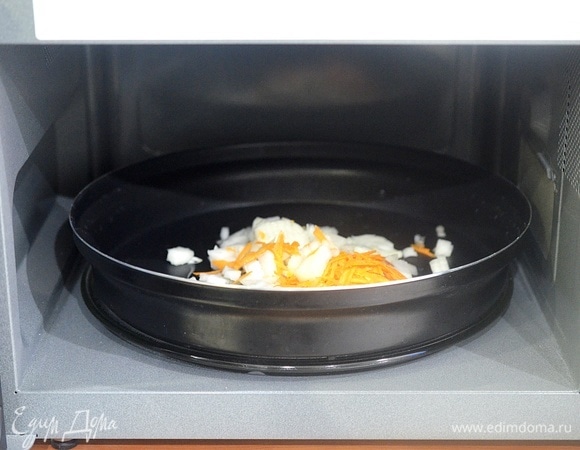 Поставьте в микроволновую печь. Готовьте в режиме «Микроволны» на высокой мощности 3 минуты.