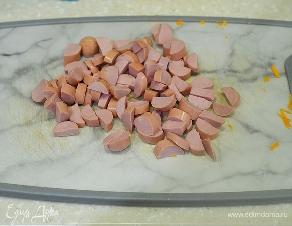 Сосиски при необходимости почистите и нарежьте полукружками.