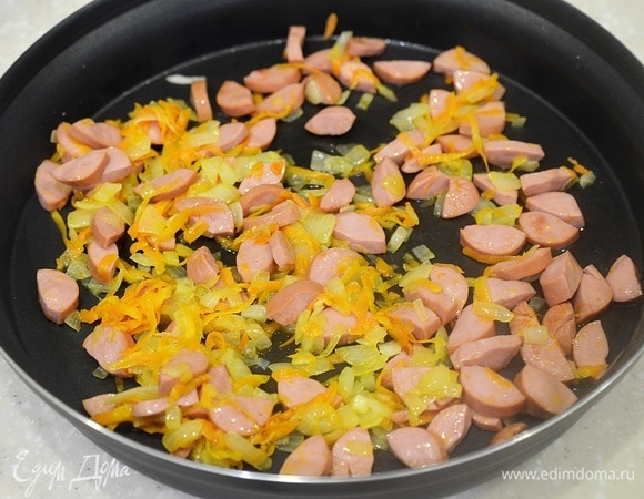 Добавьте к луку и моркови, готовьте в режиме «Микроволны» на высокой мощности 3 минуты.