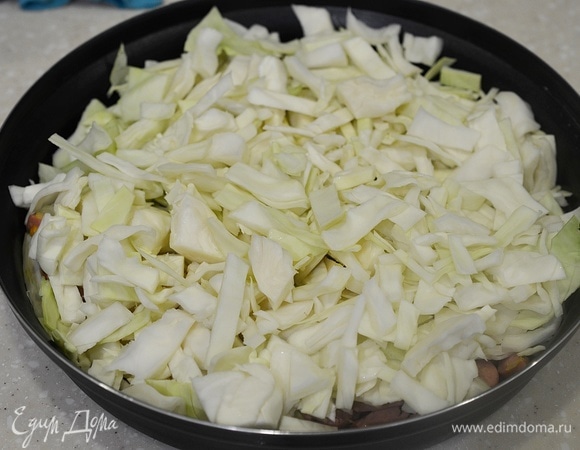 Капусту нашинкуйте, добавьте в блюдо, посолите, перемешайте.