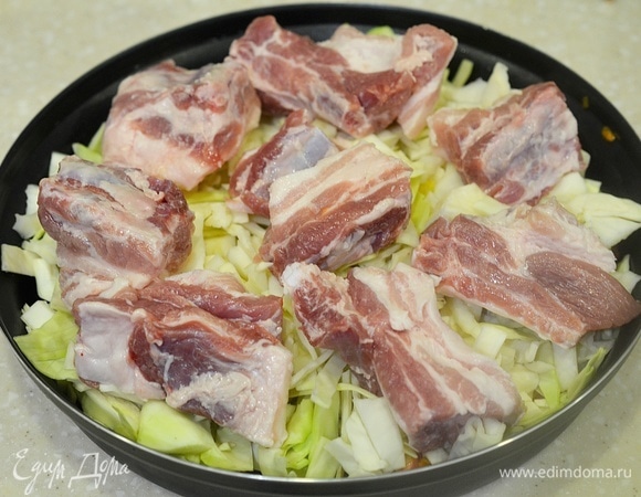 Ребра помойте, разрежьте при необходимости и выложите сверху.