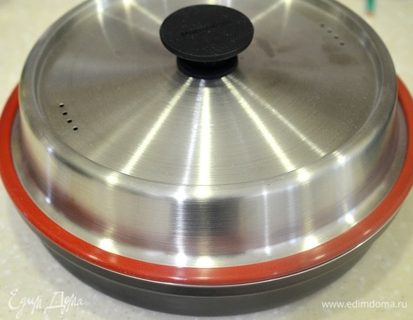 Накройте крышкой. Готовьте в микровоновой печи в режиме «Микроволны» на большой мощности 10 минут, затем уменьшите мощность до 600 Вт и готовьте еще 15 минут.