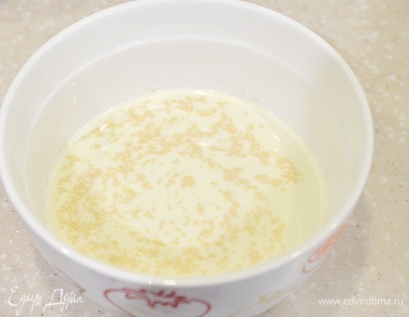 В теплом молоке растворите дрожжи, добавьте сахар, дождитесь образования пенной шапочки.