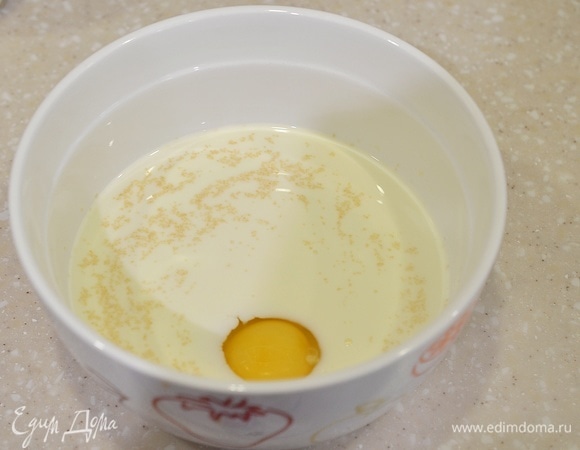Вбейте яйцо, соль, взбейте все венчиком.