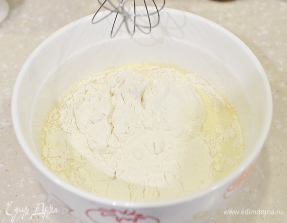 Просейте муку и еще раз все хорошо перемешайте.