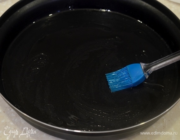 Для приготовления я воспользовалась блюдом Steam+, которое как раз предназначено для приготовления в этой печи и идет в комплекте с микроволновкой. Смажьте маслом блюдо.