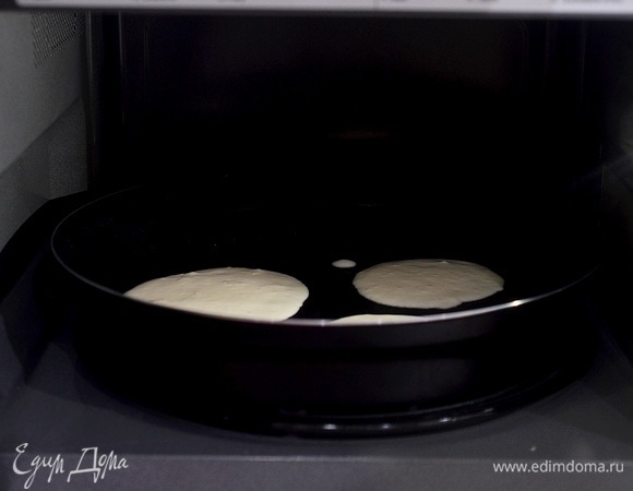 Ложкой налейте немного теста.