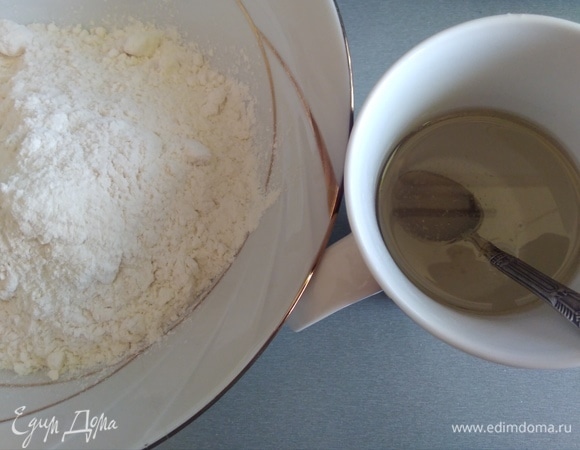 Растворить соль в кипятке, влить туда же масло. Отмерить муку. Замесить тесто, нежное и мягкое, при этом совершенно не липкое.