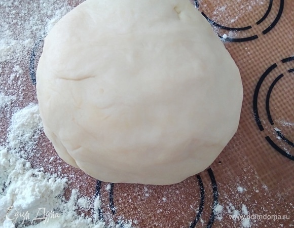 Накрыть шар из теста полотенцем или тарелкой. Оставить на 30 минут.