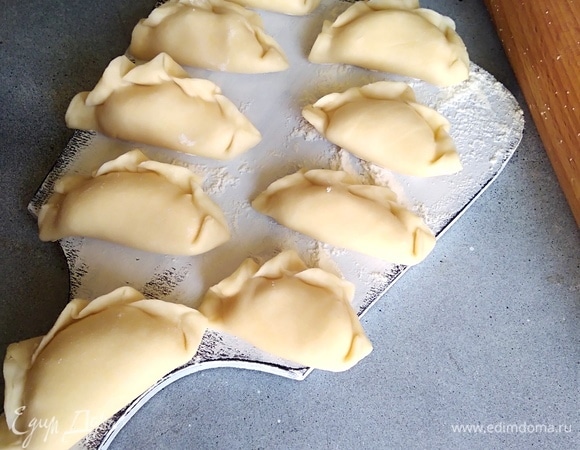 Готовые вареники сварить в подсоленной воде или заморозить.