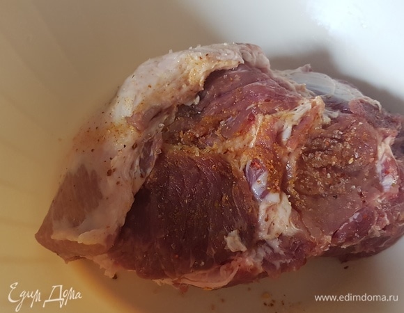 Мясо обмыть, протереть салфеткой. Посолить по вкусу, натереть специями. Я взяла уцхо-сунели и паприку. Оставить мариноваться на 1 час.