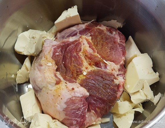 В кастрюлю с толстым дном выложить мясо. Надо, чтобы оно не касалось стенок. Добавить нарезанный чеснок и сливочное масло. Поставить на огонь. Как только масло растопится, убавить огонь и тушить 1,5 часа, периодически переворачивая кусок мяса.