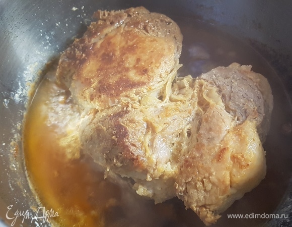 Вот так мясо выглядит через 1 час тушения.