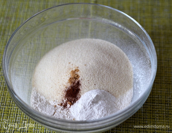 В отдельной чаше смешать просеянную муку, манную крупу ТМ «Националь», сахар, разрыхлитель, добавить молотую корицу и молотый сухой имбирь (корицу и имбирь можно добавлять по желанию, я добавила на кончике ножа корицу и на кончике ножа имбирь).