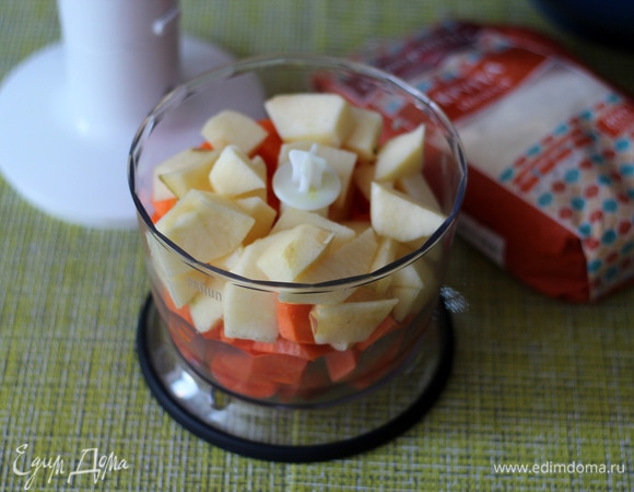 Морковь и яблоки почистить, у яблок убрать сердцевину, нарезать мелкими кусочками и сложить в чашу измельчителя. Добавить туда же растительное масло и по желанию 1 ст. л. цедры апельсина.