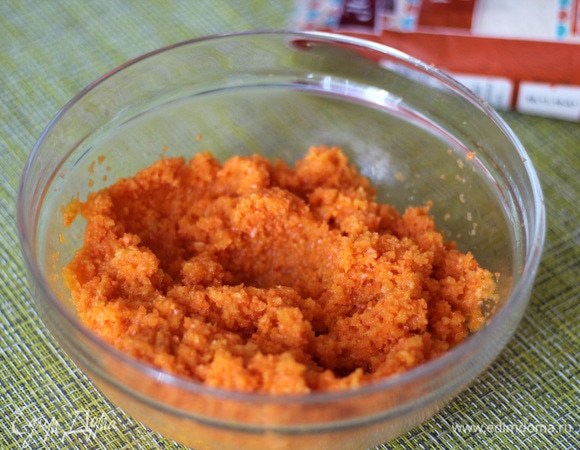 Измельчить массу до однородного состояния. Если масса получается сухой, можно добавить немного яблочного и морковного сока, у нас должна получиться вязкая сочная масса.