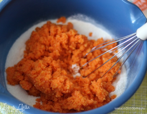 Соединить обе смеси. Хорошо перемешать.