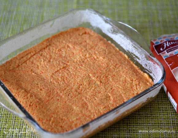 Выложить тесто в форму, хорошо разровнять.