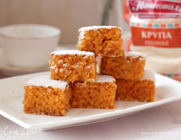 Выпекать коврижку 40–45 минут при температуре 180°C. Смотрите по своей духовке — они у всех разные. Возможно, понадобится чуть больше времени или чуть меньше. Проверяем готовность зубочисткой, она должна оставаться сухой. Готовую коврижку посыпаем щедро сахарной пудрой, режем на квадратики и подаем. Приятного чаепития!