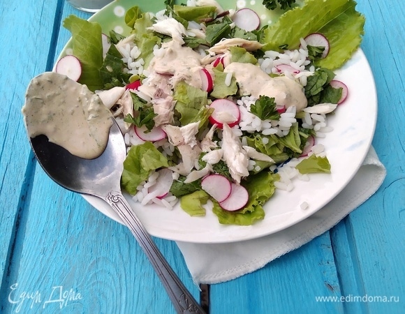 Полить заправкой и украсить зеленью петрушки. Салат очень легкий, не побоюсь этого слова — почти диетический.