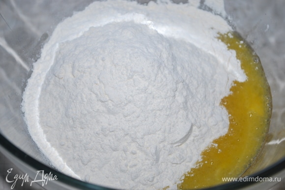 Сделайте тесто из яиц, оливкового масла, соли и муки.
