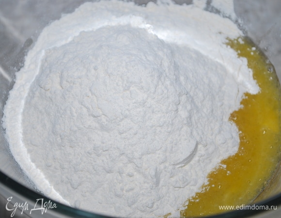 Сделайте тесто из яиц, оливкового масла, соли и муки.