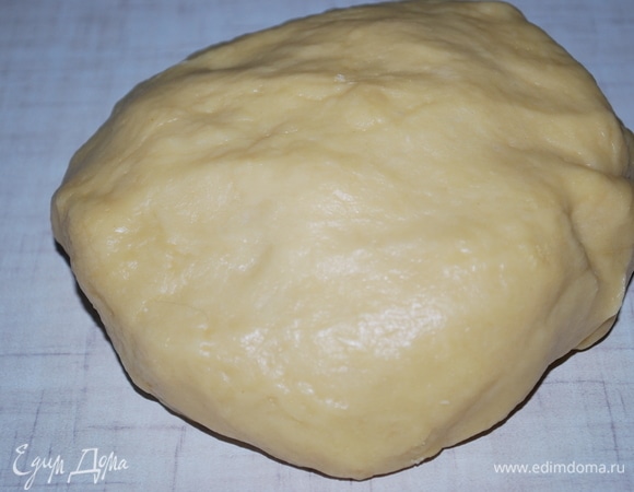 Если тесто получится жидковатым, добавьте немного муки, если недостаточно пластичным — немного оливкового масла. Скатайте тесто в шар и уберите в холодильник на 20 минут, пока готовите начинку.