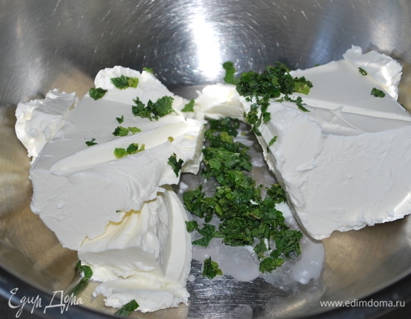 Пока тесто выстаивается, отварите зеленый горошек в течение 5–6 минут. В мягкий творожный сыр добавьте нарезанную свежую мяту.