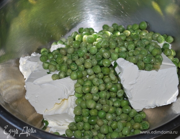 Добавьте к сыру зеленый горошек, который вы отварили.