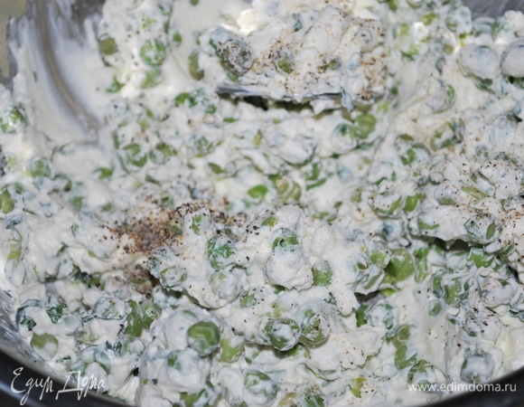 Добавьте свежемолотый черный перец и соль по вкусу. Все перемешайте. Начинка готова.