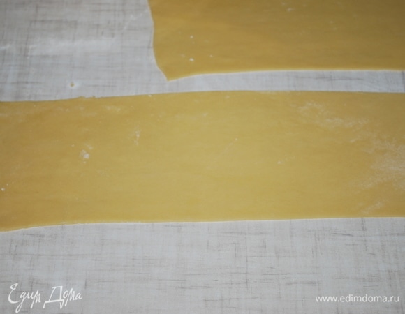 Тесто вылежалось 20 минут. Раскатайте его в полоски.