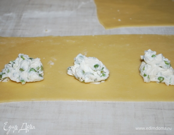 Разложите начинку, немного отступив от края.