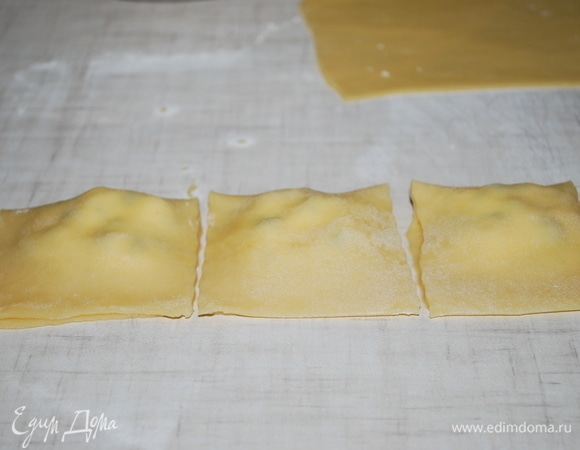 И накройте сверху второй половинкой теста. Разрежьте на квадраты.