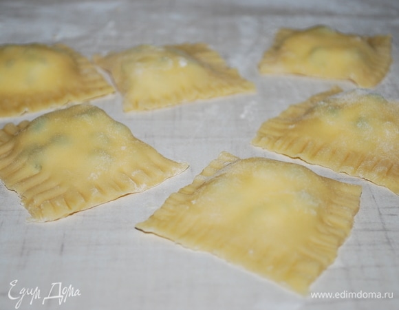 И хорошо закрепите края. Я это сделала с помощью вилки.