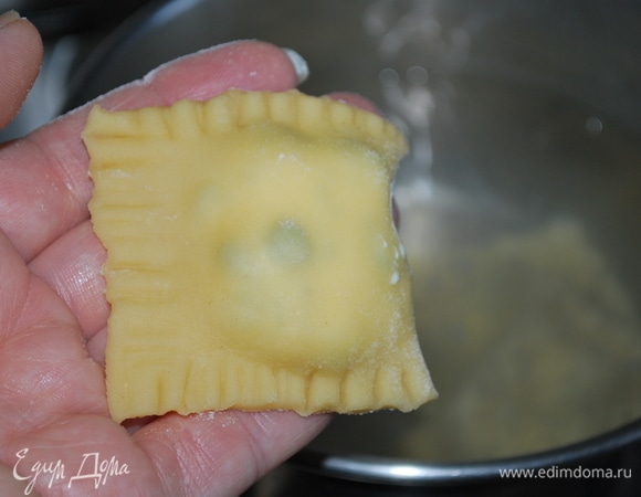 Вскипятите в кастрюле воду, посолите и отварите в ней равиоли в течение примерно 4–5 минут.