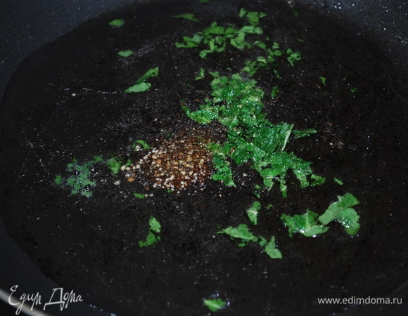 На сковороде нагрейте растительное и оливковое масло. Нарежьте свежую мяту, обжарьте все вместе в течение 1–2 минут, добавьте свежемолотый черный перец по вкусу.