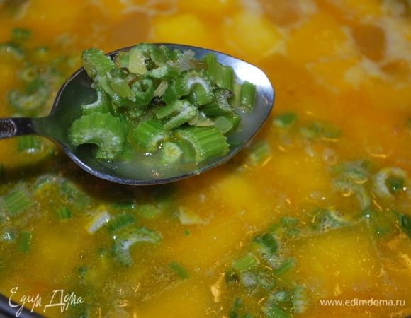 Добавьте сельдерей и варите на медленном огне примерно 10–12 минут до готовности тыквы и чечевицы.