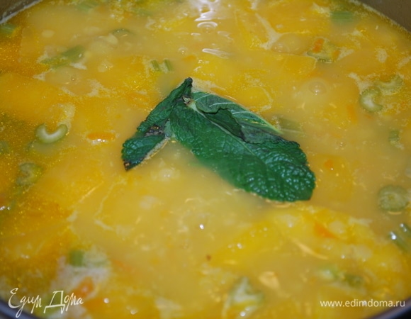 И добавьте свежую мяту, проварите все вместе примерно одну минуту.