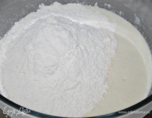 К опаре добавьте картофельный отвар, растительное масло, сахар, соль и муку.