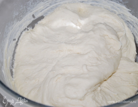 Замесите тесто, оно получается нежным, мягким. Накройте тесто пищевой пленкой и дайте ему подняться.