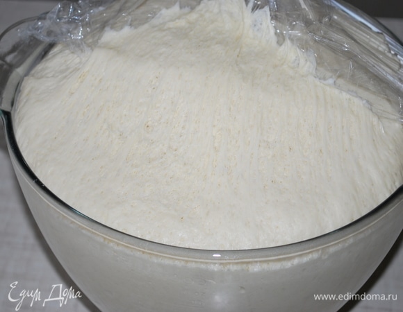 Через 30–40 минут тесто очень хорошо поднимется.