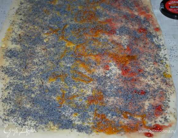 Сверху на мармелад я добавила апельсиновые цукаты и посыпала маком.