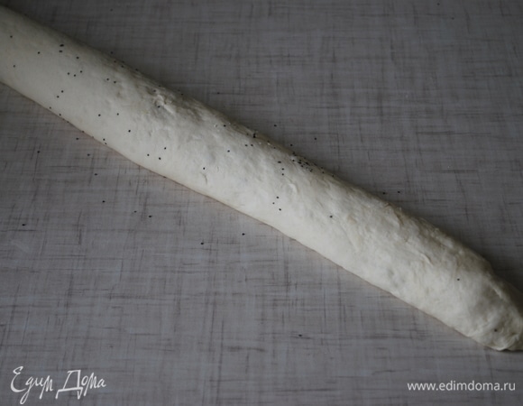 Скатайте тесто в рулет.