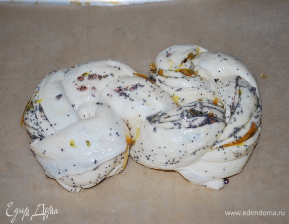 Поставьте выпекаться в духовку при 170°C примерно на 30–40 минут до готовности. Тесто я разделила на 3 части. Из двух частей я сделала две булочки.