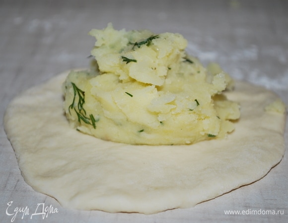 А из оставшегося теста я сделала пирожки с картошкой.