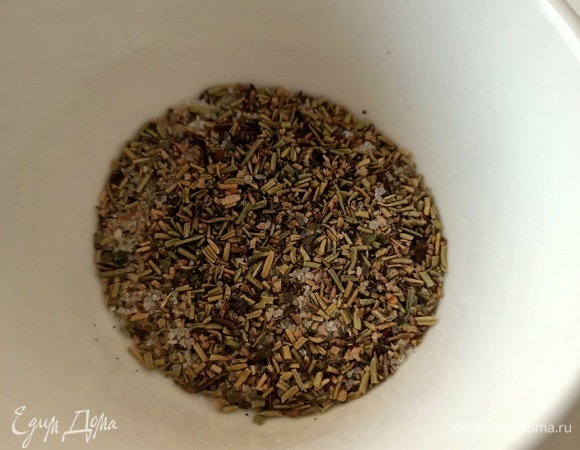 Соль, розмарин, чеснок, душицу и белый перец смешиваем.