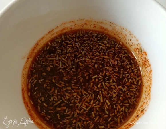 Далее — сладкую паприку, перемешиваем. Заправка для картофеля готова.