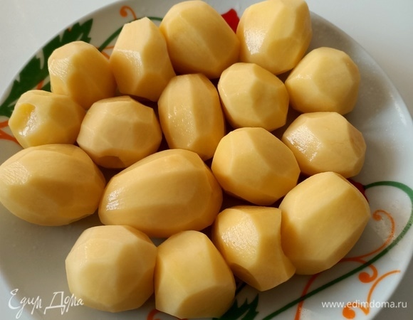 Теперь картофель. Очищаем, моем.