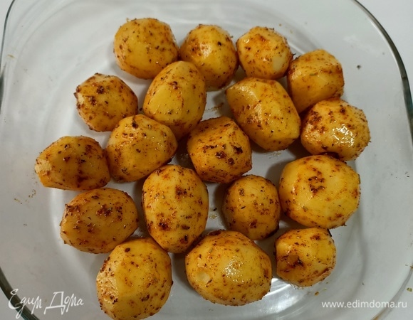 Натирам картофель смесью приправ. Перекладываем в форму и отправляем в предварительно нагретую до 180°C духовку на 20–30 минут.